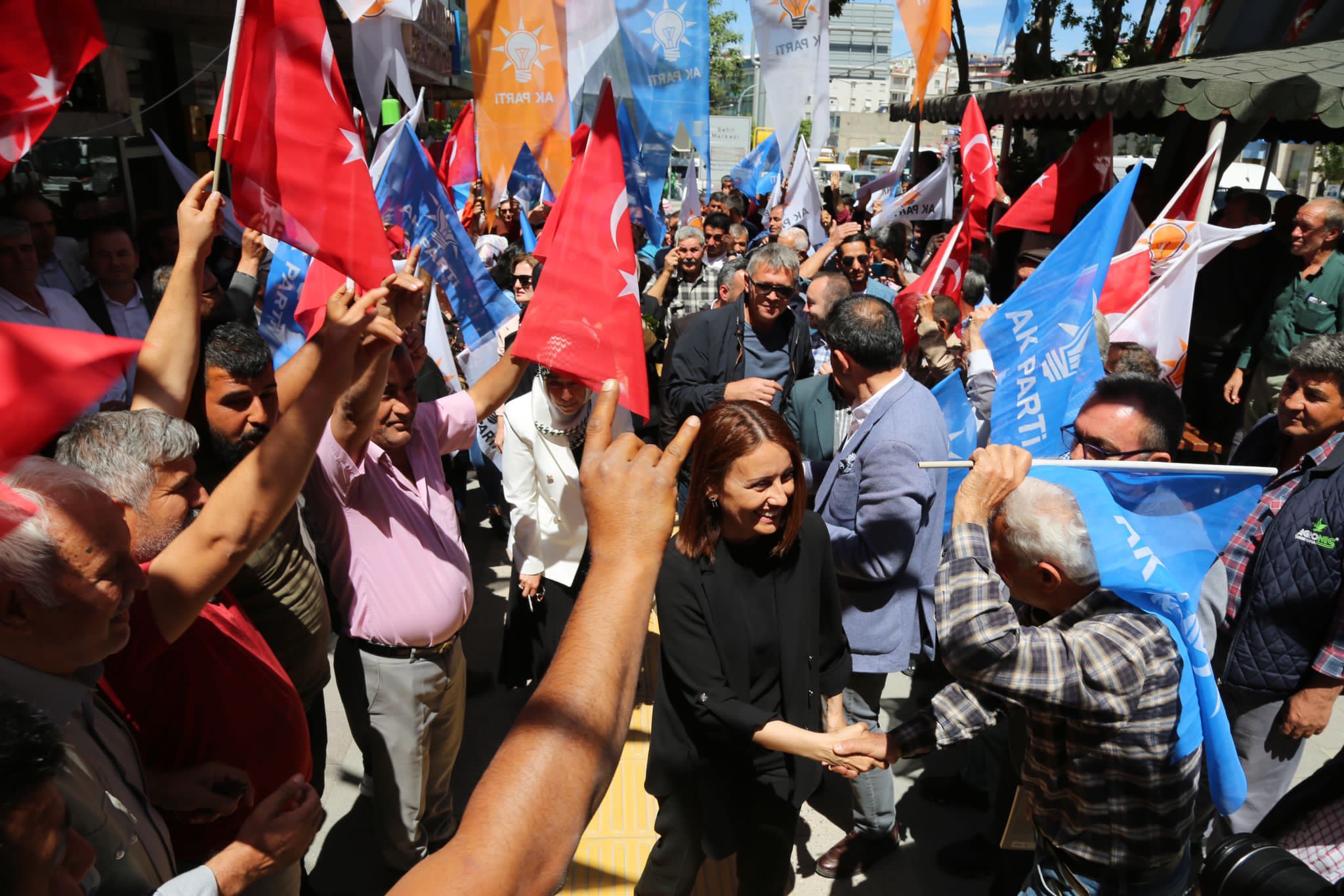 MİLLETVEKİLİ ADAYI AK PARTİLİ SÖYLEMEZ’E MUT’TA SEVGİ SELİ