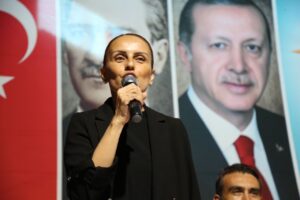 AK PARTİLİ SÖYLEMEZ’DEN KILIÇDAROĞLU’NA: “SEN ÖNCE MERSİN BÜYÜKŞEHİR’DE HAKSIZ YERE KAPININ ÖNÜNE KOYDUĞUN 4 BİN İŞÇİYLE HELALLEŞ!”