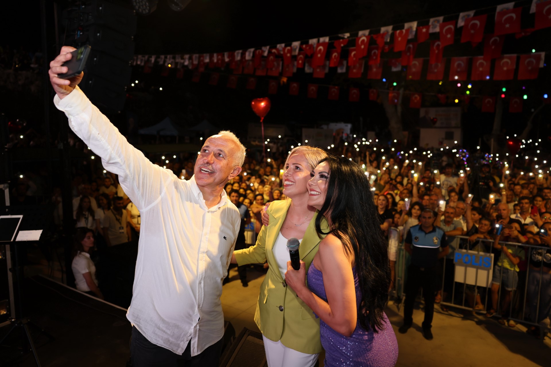 AKDENİZ BELEDİYESİNİN DÜZENLEDİĞİ 2. ESENLİ ÜZÜM ŞENLİĞİ YOĞUN KATILIMLA GERÇEKLEŞTİ